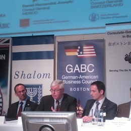 German Deputy Consul General Helmut Landes, center